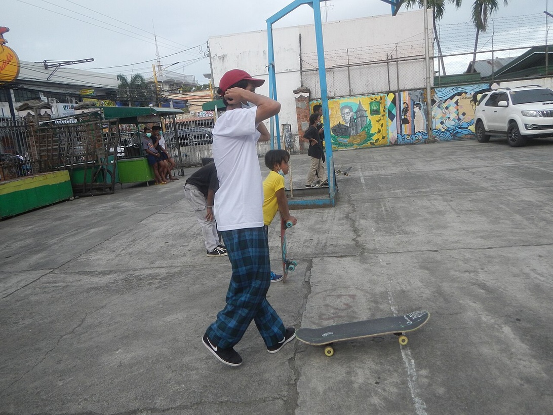 En skateboard som lutar mot en servicebil på en byggarbetsplats.